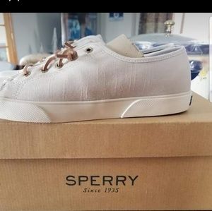 Womens pier view Sperry shoes
